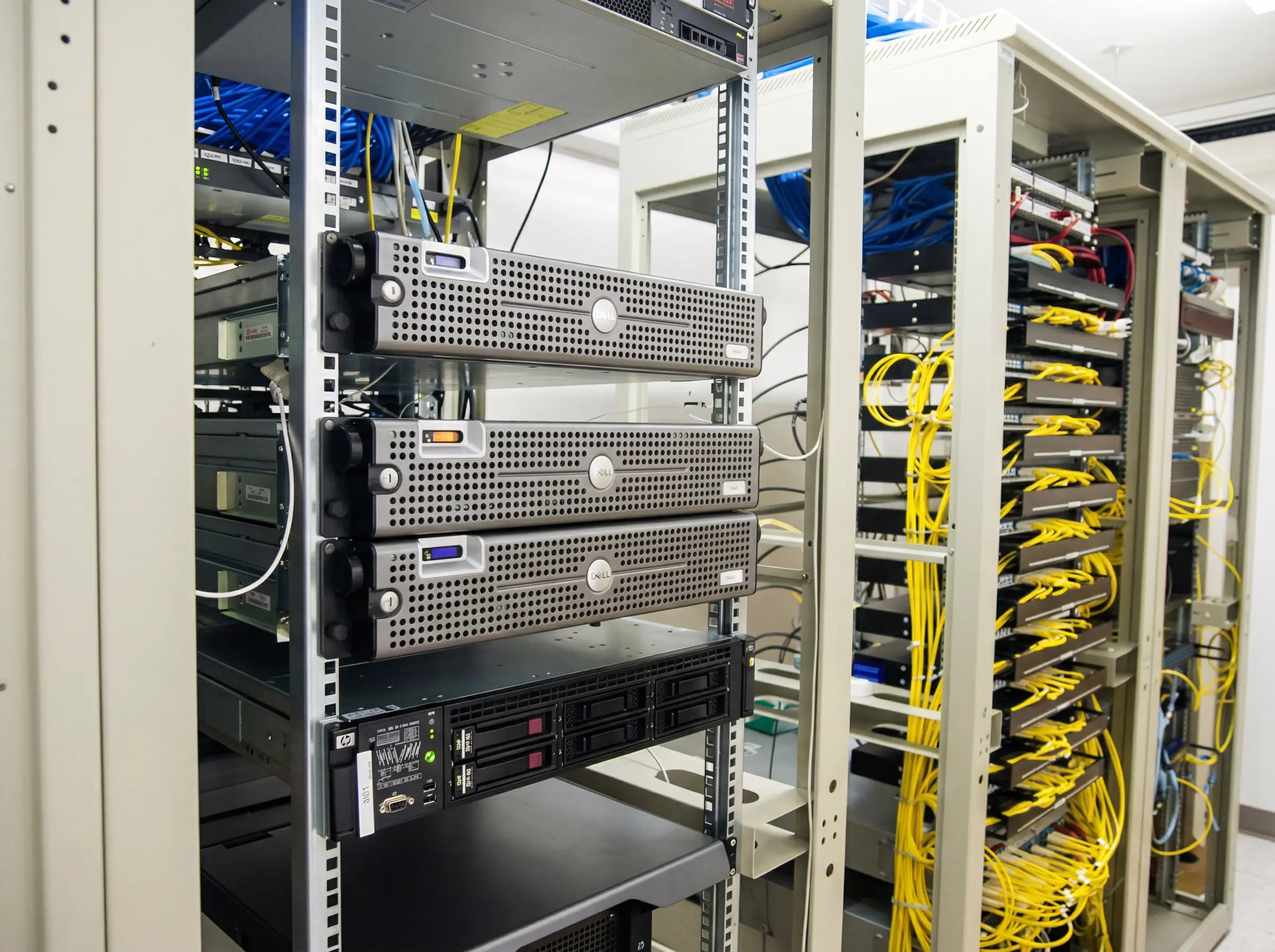 Серверное и сетевое оборудование в серверной комнате Серверные стойки с сетевым оборудованием, патч-панелями и кабельной коммутацией в серверной