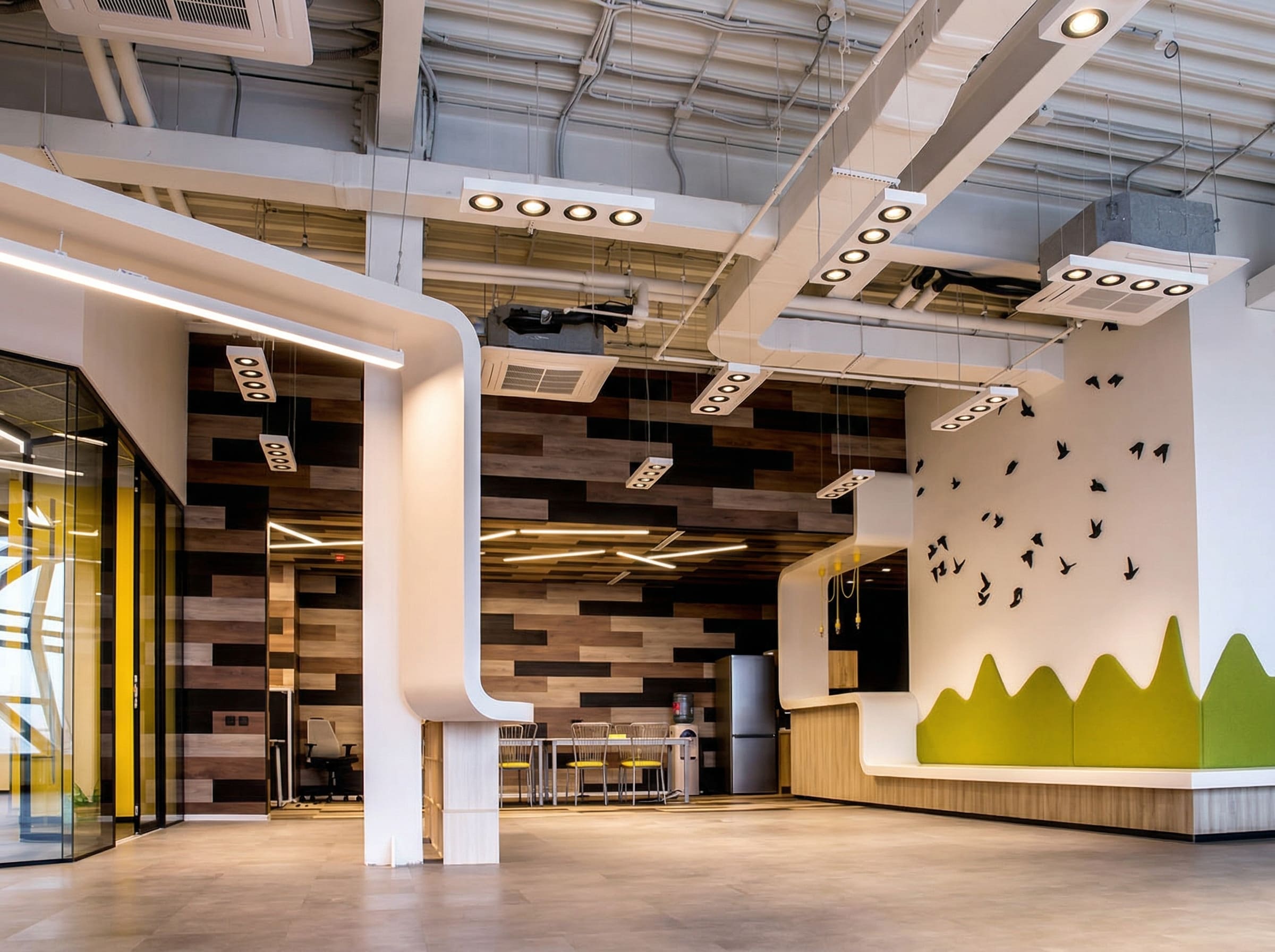 Система вентиляции и кондиционирования в современном офисе Современный офисный интерьер с открытыми инженерными коммуникациями, вентиляцией и кассетными кондиционерами на потолке