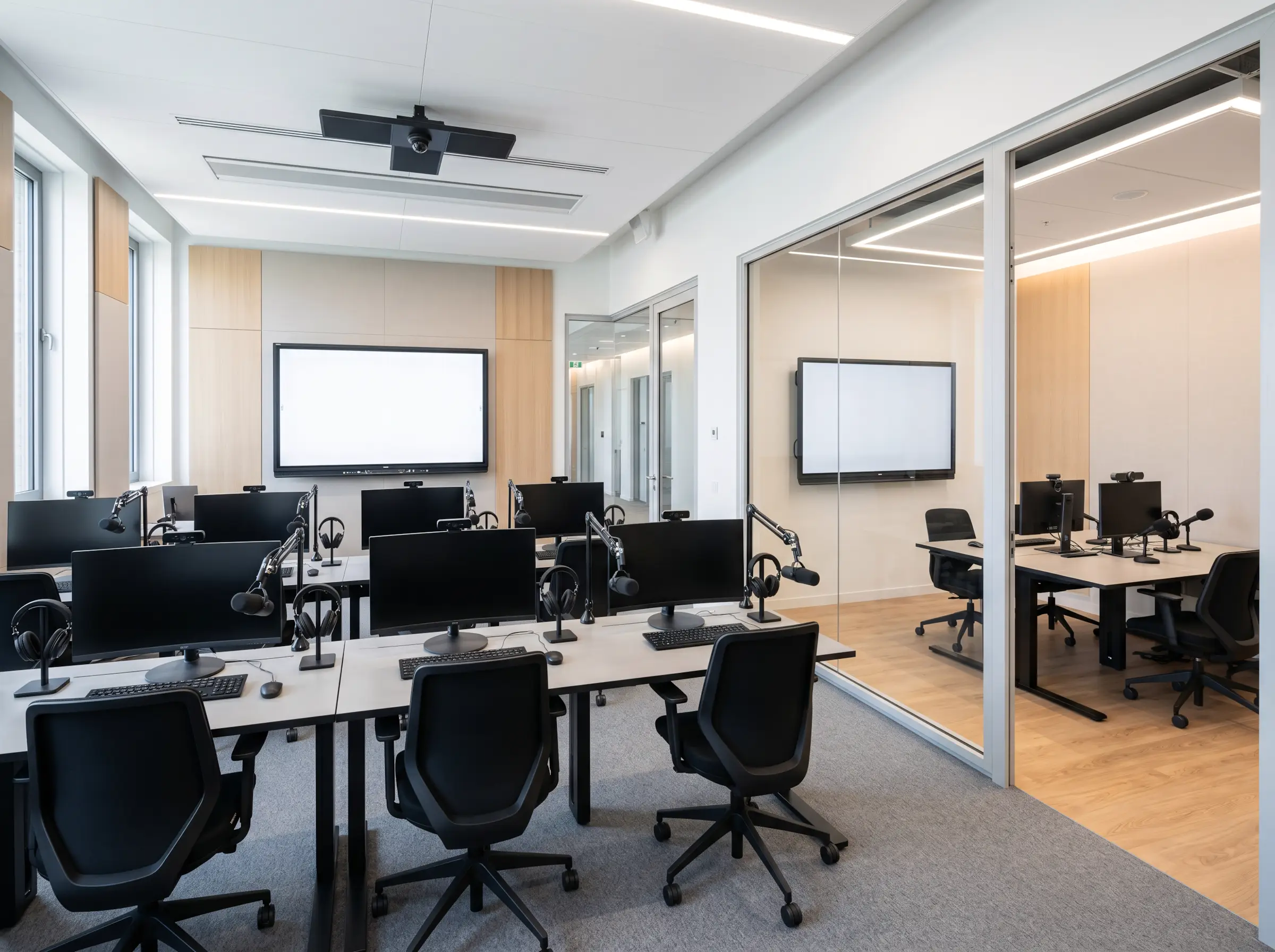 Стриминговый класс с монитором, компьютерами