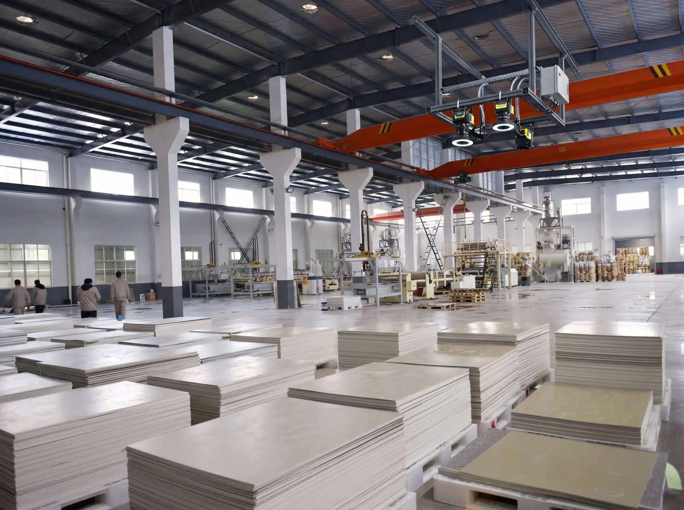 Современное промышленное производство в цехе предприятия Производственный цех с промышленным оборудованием и листовыми материалами