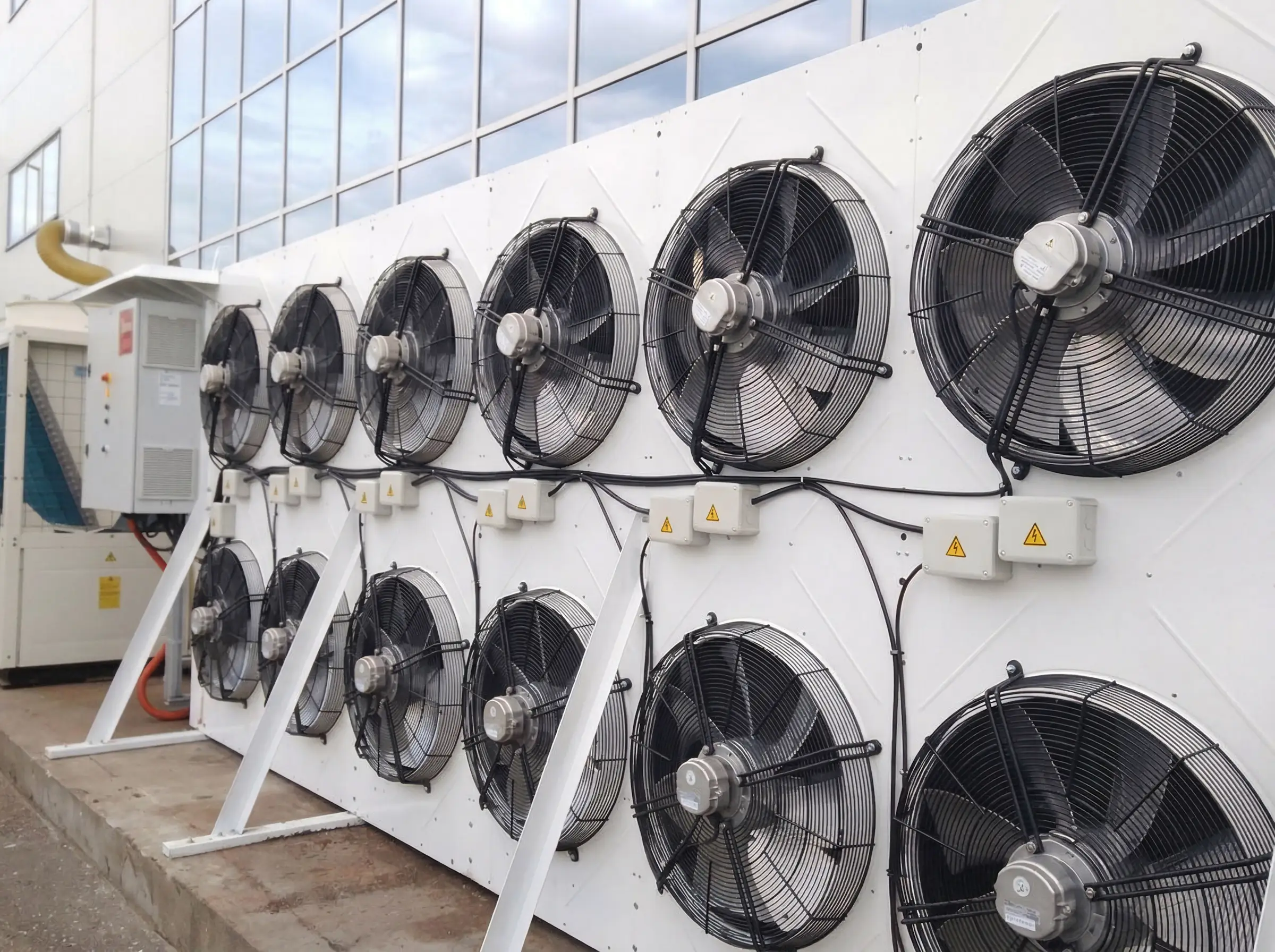 Замена системы охлаждения роботизированной линии на авиационном заводе Промышленный драйкулер новой системы охлаждения роботизированной линии с осевыми вентиляторами