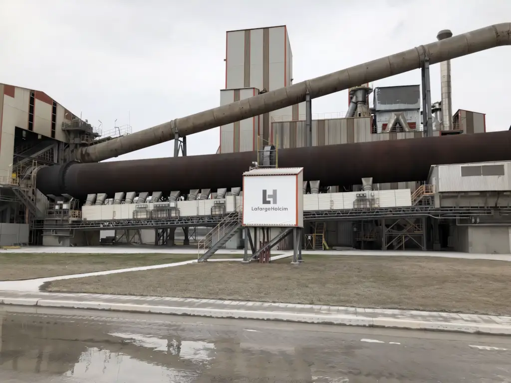 Фото Щуровского цементного завода - вид сбоку