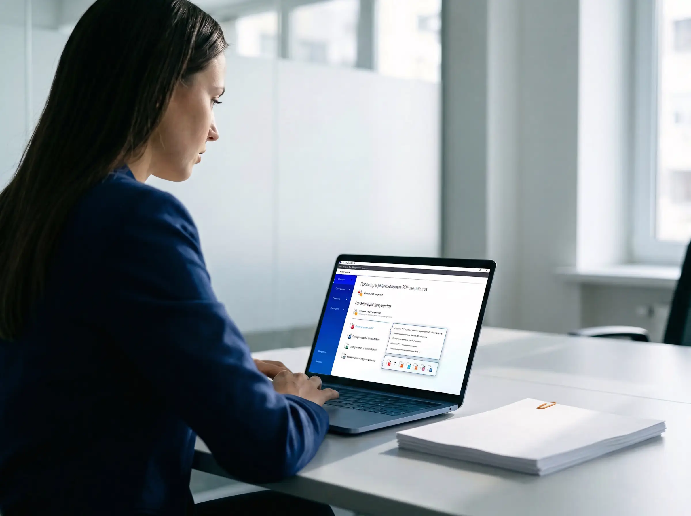 Офисный сотрудник девушка сидит за рабочим столом и работает в Content AI