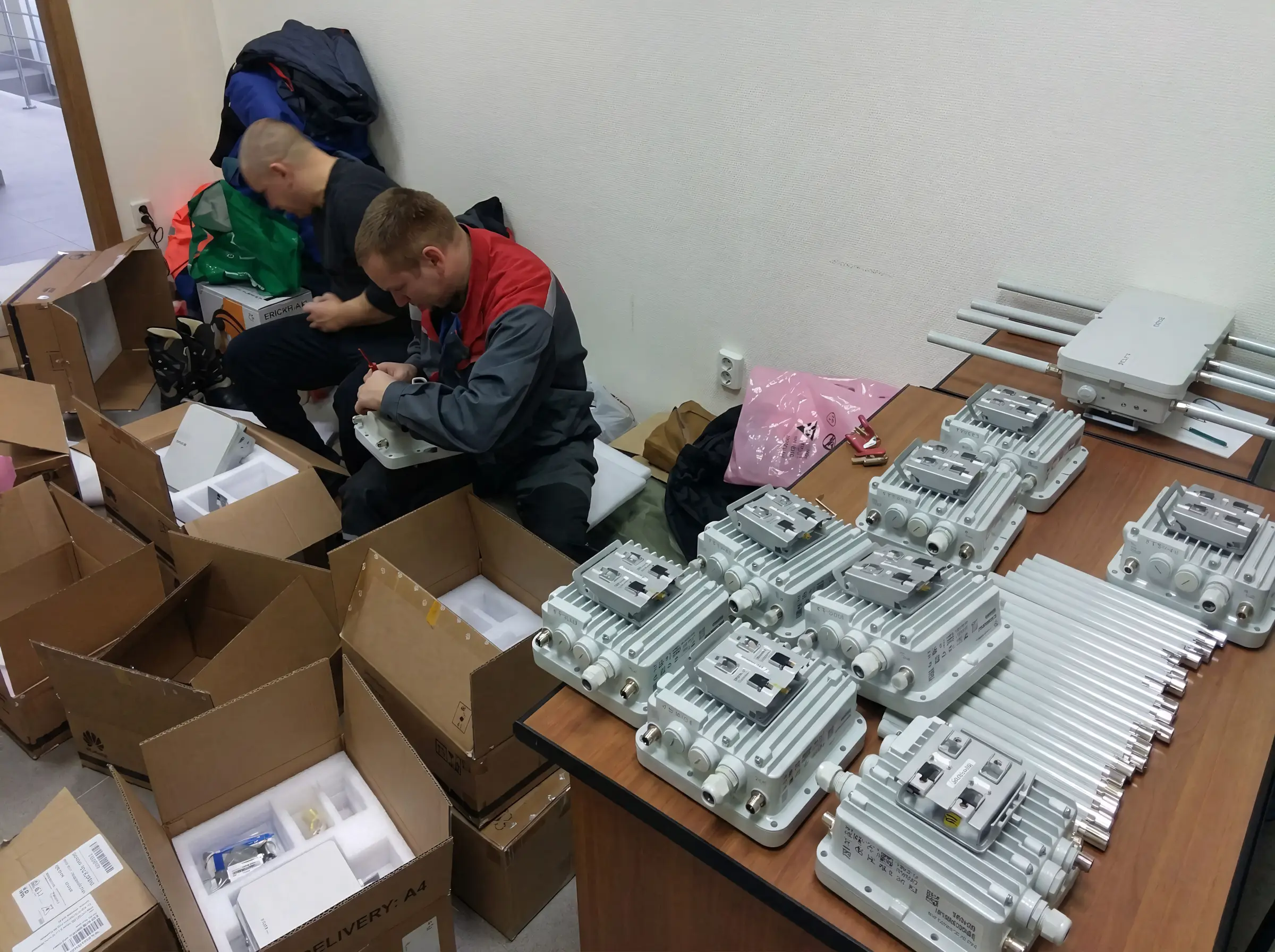 Специалисты СИНТО выполняют сборку точек доступа